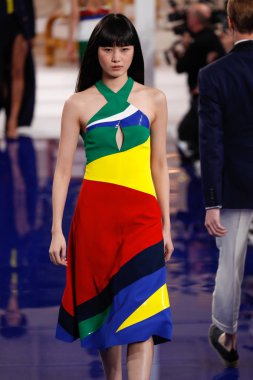 New York, Ny - 12 Şubat: Ralph Lauren ilkbahar/yaz 18 moda pist üzerinde 12 Şubat 2018 New York moda haftası sırasında New York'ta göstermek bir modeli yürür.