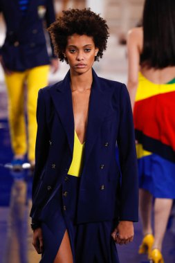 New York, Ny - 12 Şubat: Ralph Lauren ilkbahar/yaz 18 moda pist üzerinde 12 Şubat 2018 New York moda haftası sırasında New York'ta göstermek bir modeli yürür.