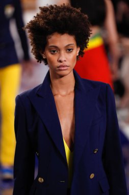 New York, Ny - 12 Şubat: Ralph Lauren ilkbahar/yaz 18 moda pist üzerinde 12 Şubat 2018 New York moda haftası sırasında New York'ta göstermek bir modeli yürür.
