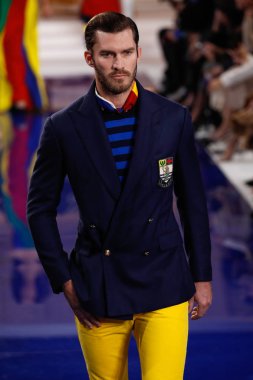 New York, Ny - 12 Şubat: Ralph Lauren ilkbahar/yaz 18 moda pist üzerinde 12 Şubat 2018 New York moda haftası sırasında New York'ta göstermek bir modeli yürür.