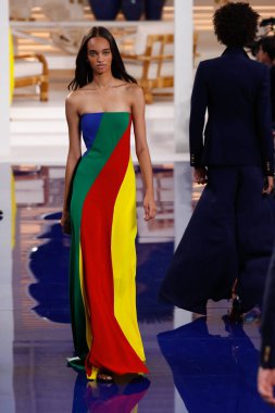 New York, Ny - 12 Şubat: Ralph Lauren ilkbahar/yaz 18 moda pist üzerinde 12 Şubat 2018 New York moda haftası sırasında New York'ta göstermek bir modeli yürür.