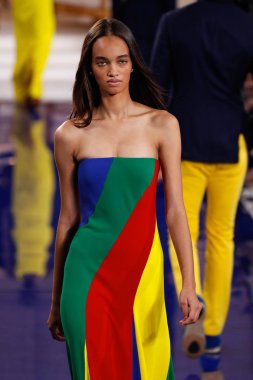 New York, Ny - 12 Şubat: Ralph Lauren ilkbahar/yaz 18 moda pist üzerinde 12 Şubat 2018 New York moda haftası sırasında New York'ta göstermek bir modeli yürür.