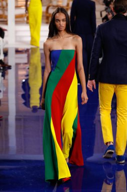 New York, Ny - 12 Şubat: Ralph Lauren ilkbahar/yaz 18 moda pist üzerinde 12 Şubat 2018 New York moda haftası sırasında New York'ta göstermek bir modeli yürür.
