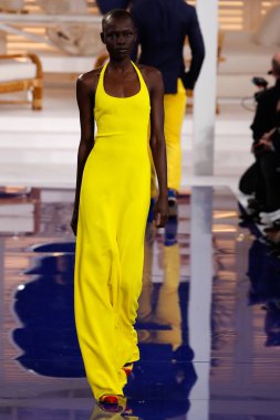 New York, Ny - 12 Şubat: Ralph Lauren ilkbahar/yaz 18 moda pist üzerinde 12 Şubat 2018 New York moda haftası sırasında New York'ta göstermek bir modeli yürür.