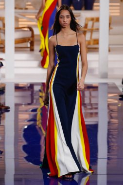 New York, Ny - 12 Şubat: Ralph Lauren ilkbahar/yaz 18 moda pist üzerinde 12 Şubat 2018 New York moda haftası sırasında New York'ta göstermek bir modeli yürür.