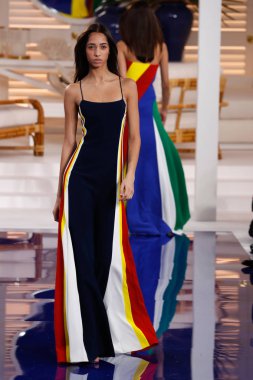 New York, Ny - 12 Şubat: Ralph Lauren ilkbahar/yaz 18 moda pist üzerinde 12 Şubat 2018 New York moda haftası sırasında New York'ta göstermek bir modeli yürür.