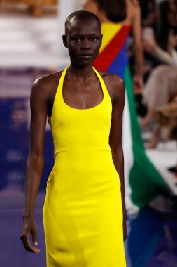 New York, Ny - 12 Şubat: Ralph Lauren ilkbahar/yaz 18 moda pist üzerinde 12 Şubat 2018 New York moda haftası sırasında New York'ta göstermek bir modeli yürür.