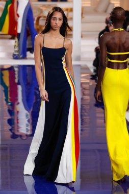 New York, Ny - 12 Şubat: Ralph Lauren ilkbahar/yaz 18 moda pist üzerinde 12 Şubat 2018 New York moda haftası sırasında New York'ta göstermek bir modeli yürür.