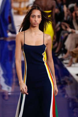 New York, Ny - 12 Şubat: Ralph Lauren ilkbahar/yaz 18 moda pist üzerinde 12 Şubat 2018 New York moda haftası sırasında New York'ta göstermek bir modeli yürür.