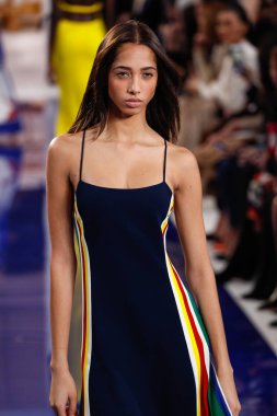 New York, Ny - 12 Şubat: Ralph Lauren ilkbahar/yaz 18 moda pist üzerinde 12 Şubat 2018 New York moda haftası sırasında New York'ta göstermek bir modeli yürür.