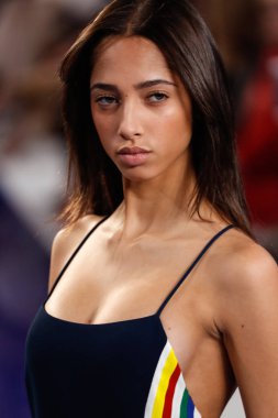New York, Ny - 12 Şubat: Ralph Lauren ilkbahar/yaz 18 moda pist üzerinde 12 Şubat 2018 New York moda haftası sırasında New York'ta göstermek bir modeli yürür.