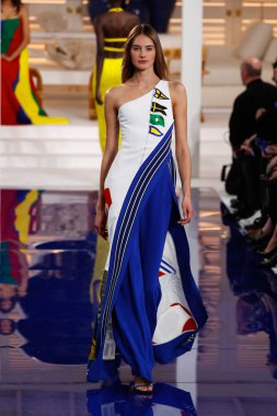 New York, Ny - 12 Şubat: Ralph Lauren ilkbahar/yaz 18 moda pist üzerinde 12 Şubat 2018 New York moda haftası sırasında New York'ta göstermek bir modeli yürür.