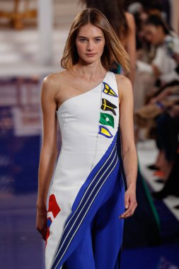 New York, Ny - 12 Şubat: Ralph Lauren ilkbahar/yaz 18 moda pist üzerinde 12 Şubat 2018 New York moda haftası sırasında New York'ta göstermek bir modeli yürür.
