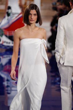 New York, Ny - 12 Şubat: Ralph Lauren ilkbahar/yaz 18 moda pist üzerinde 12 Şubat 2018 New York moda haftası sırasında New York'ta göstermek bir modeli yürür.