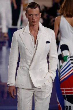 New York, Ny - 12 Şubat: Ralph Lauren ilkbahar/yaz 18 moda pist üzerinde 12 Şubat 2018 New York moda haftası sırasında New York'ta göstermek bir modeli yürür.