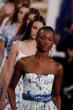 New York, Ny - 12 Şubat: Modelleri yürüyüş Ralph Lauren ilkbahar/yaz 18 moda gösterisi sırasında New York moda haftası 12 Şubat 2018 tarihinde New York'ta, pist final.