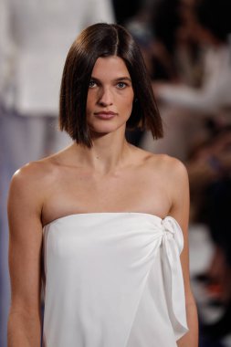 New York, Ny - 12 Şubat: Ralph Lauren ilkbahar/yaz 18 moda pist üzerinde 12 Şubat 2018 New York moda haftası sırasında New York'ta göstermek bir modeli yürür.