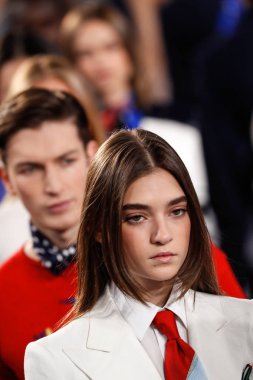 New York, Ny - 12 Şubat: Modelleri yürüyüş Ralph Lauren ilkbahar/yaz 18 moda gösterisi sırasında New York moda haftası 12 Şubat 2018 tarihinde New York'ta, pist final.