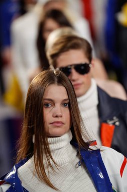 New York, Ny - 12 Şubat: Modelleri yürüyüş Ralph Lauren ilkbahar/yaz 18 moda gösterisi sırasında New York moda haftası 12 Şubat 2018 tarihinde New York'ta, pist final.