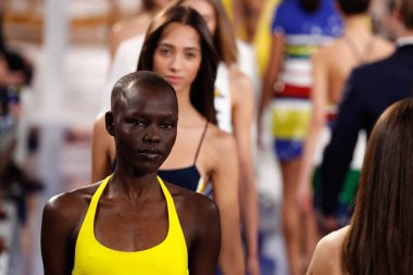 New York, Ny - 12 Şubat: Modelleri yürüyüş Ralph Lauren ilkbahar/yaz 18 moda gösterisi sırasında New York moda haftası 12 Şubat 2018 tarihinde New York'ta, pist final.
