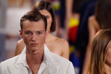 New York, Ny - 12 Şubat: Modelleri yürüyüş Ralph Lauren ilkbahar/yaz 18 moda gösterisi sırasında New York moda haftası 12 Şubat 2018 tarihinde New York'ta, pist final.