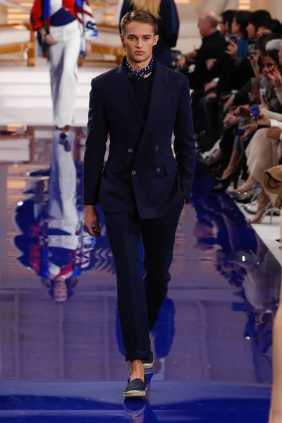 New York, Ny - 12 Şubat: Ralph Lauren ilkbahar/yaz 18 moda pist üzerinde 12 Şubat 2018 New York moda haftası sırasında New York'ta göstermek bir modeli yürür.