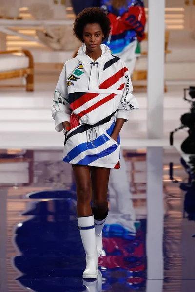 New York, Ny - 12 Şubat: Ralph Lauren ilkbahar/yaz 18 moda pist üzerinde 12 Şubat 2018 New York moda haftası sırasında New York'ta göstermek bir modeli yürür.