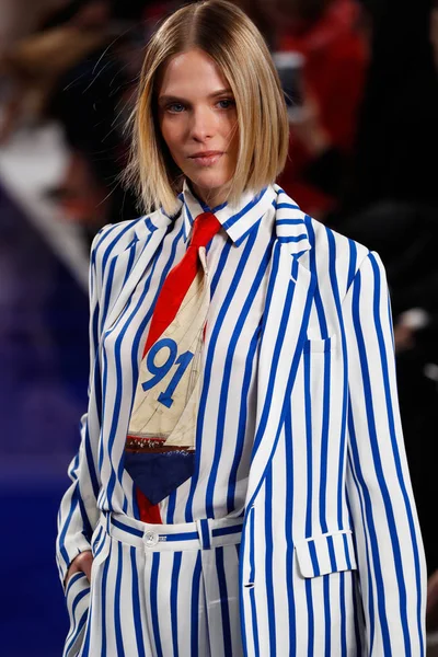 New York, Ny - 12 Şubat: Ralph Lauren ilkbahar/yaz 18 moda pist üzerinde 12 Şubat 2018 New York moda haftası sırasında New York'ta göstermek bir modeli yürür.