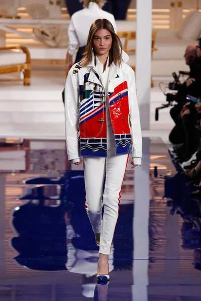 New York, Ny - 12 Şubat: Ralph Lauren ilkbahar/yaz 18 moda pist üzerinde 12 Şubat 2018 New York moda haftası sırasında New York'ta göstermek bir modeli yürür.