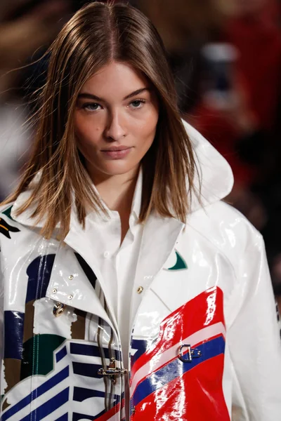 New York, Ny - 12 Şubat: Ralph Lauren ilkbahar/yaz 18 moda pist üzerinde 12 Şubat 2018 New York moda haftası sırasında New York'ta göstermek bir modeli yürür.