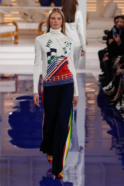 New York, Ny - 12 Şubat: Ralph Lauren ilkbahar/yaz 18 moda pist üzerinde 12 Şubat 2018 New York moda haftası sırasında New York'ta göstermek bir modeli yürür.