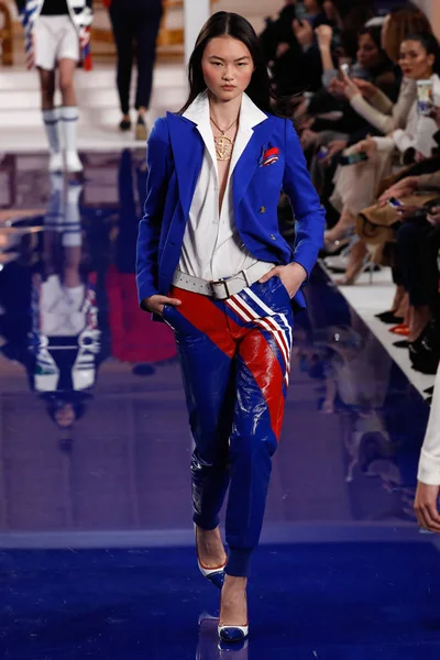 Nova Iorque Fevereiro Modelo Caminha Pista Desfile Moda Ralph Lauren — Fotografia de Stock