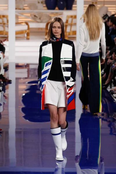 Nueva York Febrero Una Modelo Camina Por Pasarela Ralph Lauren —  Fotos de Stock