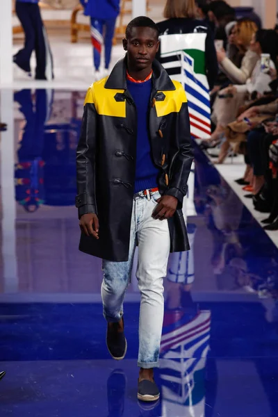 New York, Ny - 12 Şubat: Ralph Lauren ilkbahar/yaz 18 moda pist üzerinde 12 Şubat 2018 New York moda haftası sırasında New York'ta göstermek bir modeli yürür.