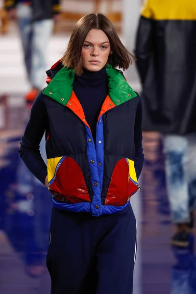 Nueva York Febrero Una Modelo Camina Por Pasarela Ralph Lauren — Foto de Stock