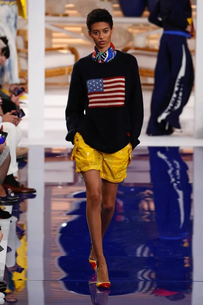 New York, Ny - 12 Şubat: Ralph Lauren ilkbahar/yaz 18 moda pist üzerinde 12 Şubat 2018 New York moda haftası sırasında New York'ta göstermek bir modeli yürür.