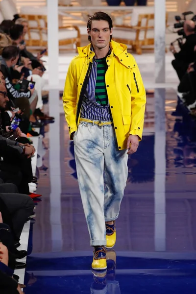 New York, Ny - 12 Şubat: Ralph Lauren ilkbahar/yaz 18 moda pist üzerinde 12 Şubat 2018 New York moda haftası sırasında New York'ta göstermek bir modeli yürür.