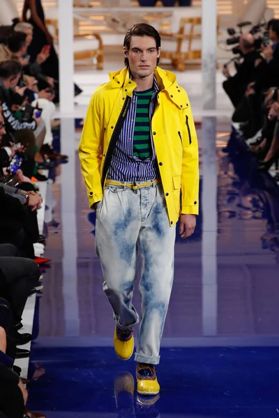 New York, Ny - 12 Şubat: Ralph Lauren ilkbahar/yaz 18 moda pist üzerinde 12 Şubat 2018 New York moda haftası sırasında New York'ta göstermek bir modeli yürür.