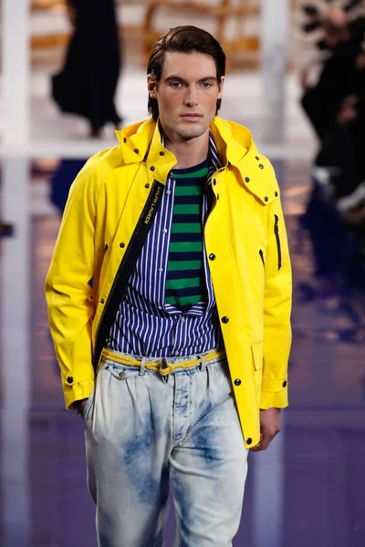 New York, Ny - 12 Şubat: Ralph Lauren ilkbahar/yaz 18 moda pist üzerinde 12 Şubat 2018 New York moda haftası sırasında New York'ta göstermek bir modeli yürür.