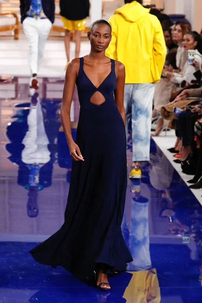 New York, Ny - 12 Şubat: Ralph Lauren ilkbahar/yaz 18 moda pist üzerinde 12 Şubat 2018 New York moda haftası sırasında New York'ta göstermek bir modeli yürür.