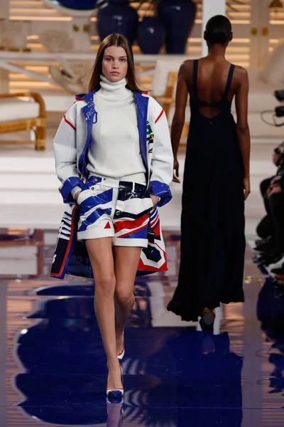 New York, Ny - 12 Şubat: Ralph Lauren ilkbahar/yaz 18 moda pist üzerinde 12 Şubat 2018 New York moda haftası sırasında New York'ta göstermek bir modeli yürür.