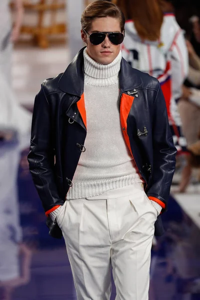 New York, Ny - 12 Şubat: Ralph Lauren ilkbahar/yaz 18 moda pist üzerinde 12 Şubat 2018 New York moda haftası sırasında New York'ta göstermek bir modeli yürür.
