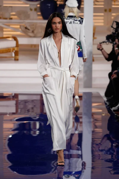 Nueva York Febrero Una Modelo Camina Por Pasarela Ralph Lauren —  Fotos de Stock