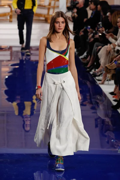 New York, Ny - 12 Şubat: Ralph Lauren ilkbahar/yaz 18 moda pist üzerinde 12 Şubat 2018 New York moda haftası sırasında New York'ta göstermek bir modeli yürür.