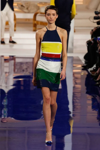 Nueva York Febrero Una Modelo Camina Por Pasarela Ralph Lauren — Foto de Stock