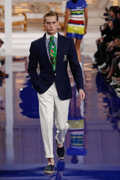 Nueva York Febrero Una Modelo Camina Por Pasarela Ralph Lauren — Foto de Stock