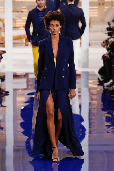 New York, Ny - 12 Şubat: Ralph Lauren ilkbahar/yaz 18 moda pist üzerinde 12 Şubat 2018 New York moda haftası sırasında New York'ta göstermek bir modeli yürür.