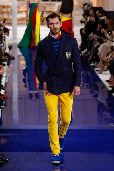 New York, Ny - 12 Şubat: Ralph Lauren ilkbahar/yaz 18 moda pist üzerinde 12 Şubat 2018 New York moda haftası sırasında New York'ta göstermek bir modeli yürür.