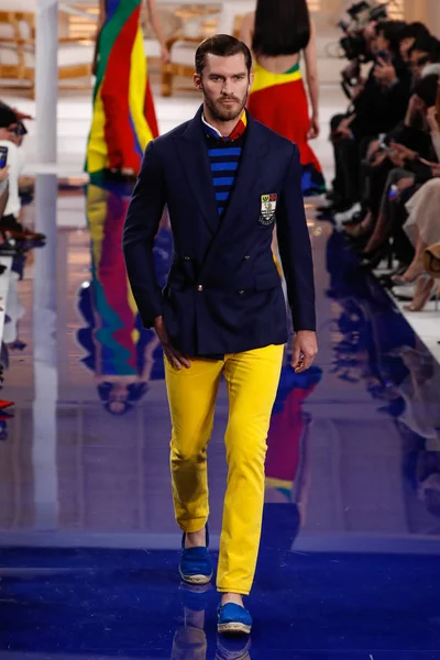 New York, Ny - 12 Şubat: Ralph Lauren ilkbahar/yaz 18 moda pist üzerinde 12 Şubat 2018 New York moda haftası sırasında New York'ta göstermek bir modeli yürür.