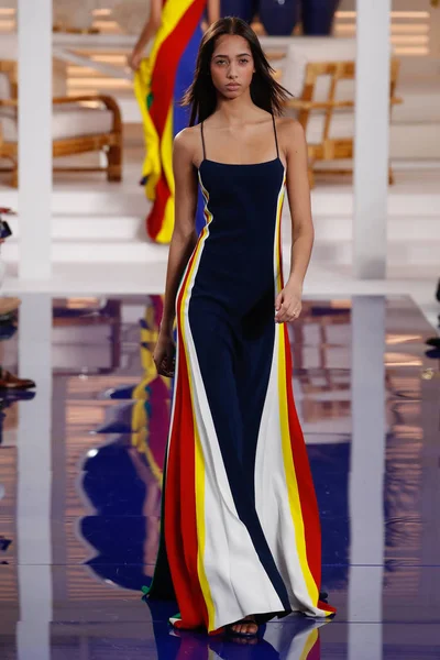 New York, Ny - 12 Şubat: Ralph Lauren ilkbahar/yaz 18 moda pist üzerinde 12 Şubat 2018 New York moda haftası sırasında New York'ta göstermek bir modeli yürür.